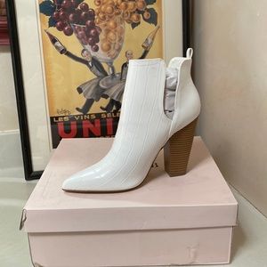 White crocodile embossed pull on booties.